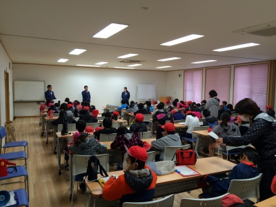 田野小学校の３年生が工場見学にきました。
